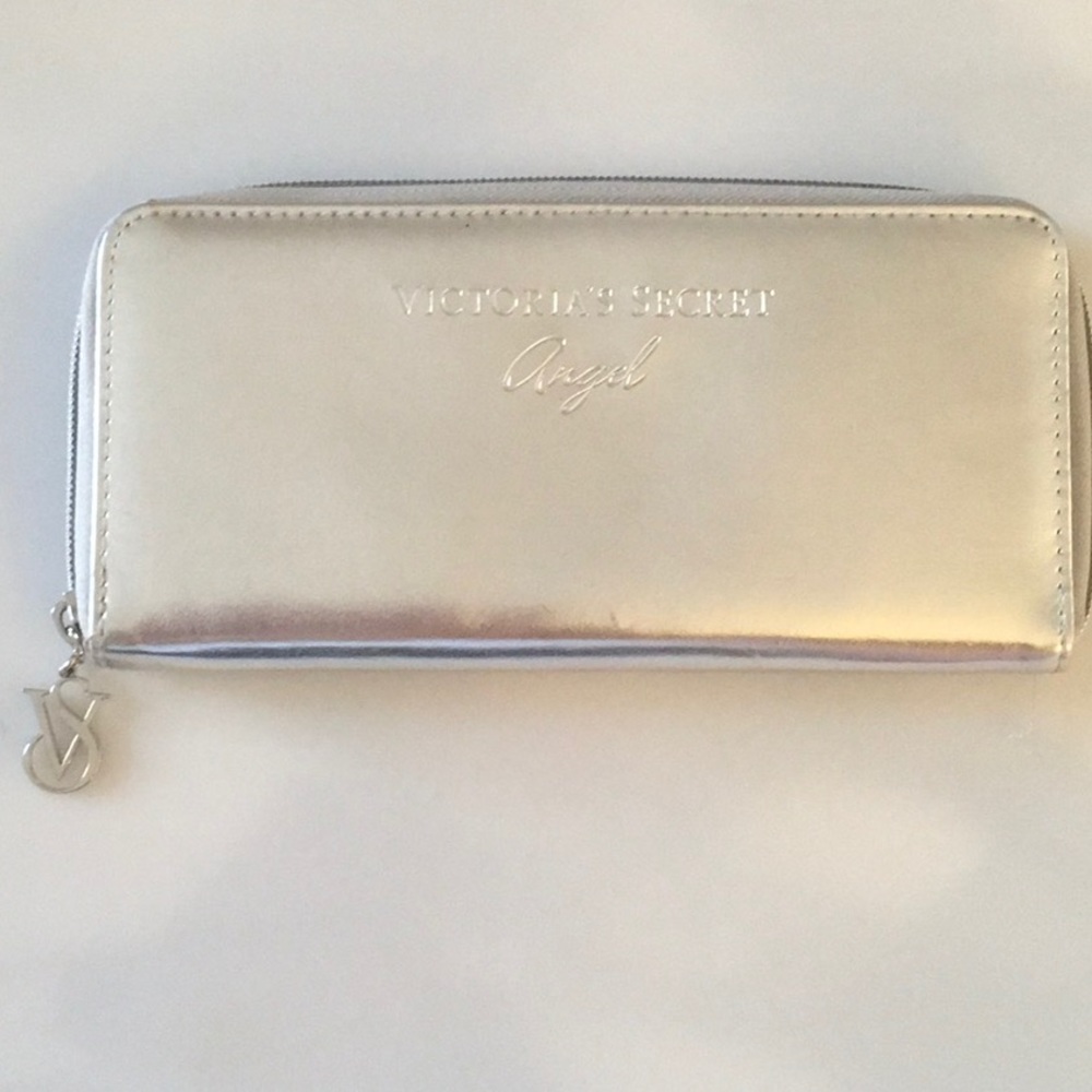 ❣️VICTORIA’S SECRET SILVER WALLET ❣️